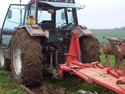 Impossible to remove mud in wet weather = guaranteed slip