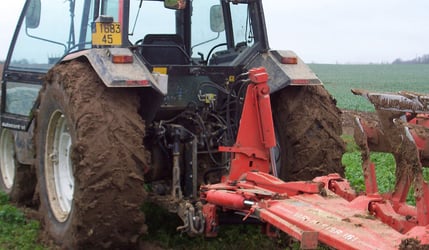 How do you ensure that your tractor tyres have a good self-cleaning capacity?