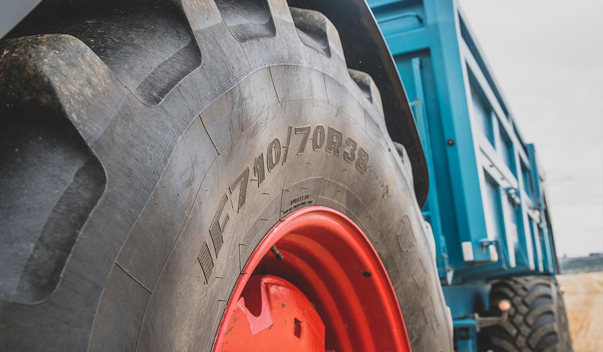 Décoder les marquages des pneumatiques des tracteurs et engins agricoles